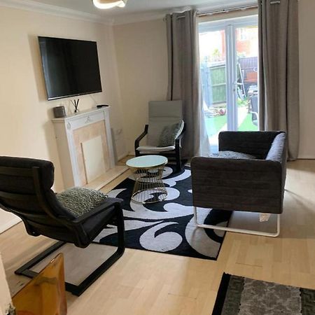 Charming 2-Bed House In London Villa Eksteriør billede