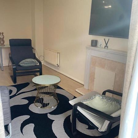 Charming 2-Bed House In London Villa Eksteriør billede